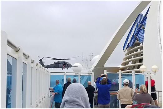3月5日，直升机抵达邮轮上空盘旋，乘客们在一旁观看 图源：美联社