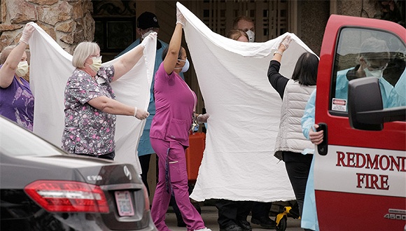 3月1日,华盛顿州Life and Care养老院的老人因新冠肺炎住院。图片来源:推特