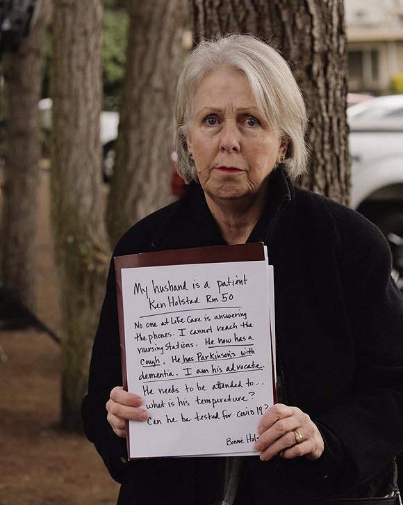 霍尔斯塔德打出标语。来源:推特