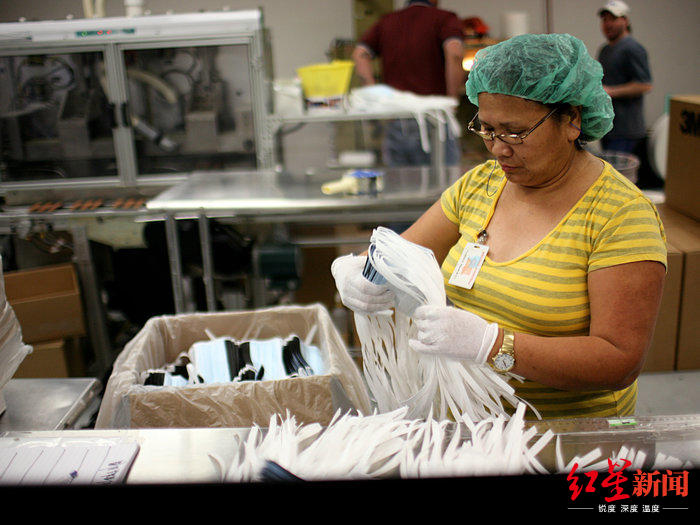 美国得州工厂里工人正检查防疫用品，图据NPR