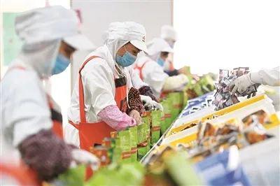 柳州螺蛳粉产业园，工人们正在忙碌 图片来源：柳州晚报