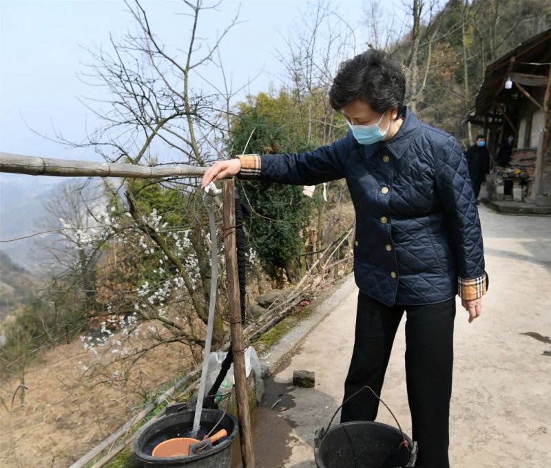 谌贻琴在纳雍县化作乡大营村岩头上组随机走访，检查村民家水龙头接水情况