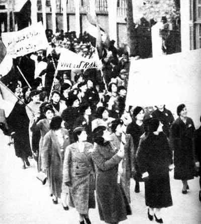 △1939年 大马士革妇女界游行 抗议土耳其吞并亚历山大勒塔 其中一幅标语写着“我们的血为这个叙利亚的省份而流”