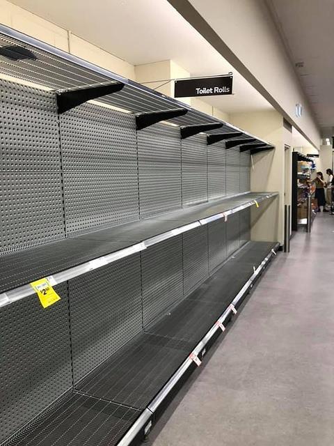 超市货架空荡荡。（图：《每日邮报》）