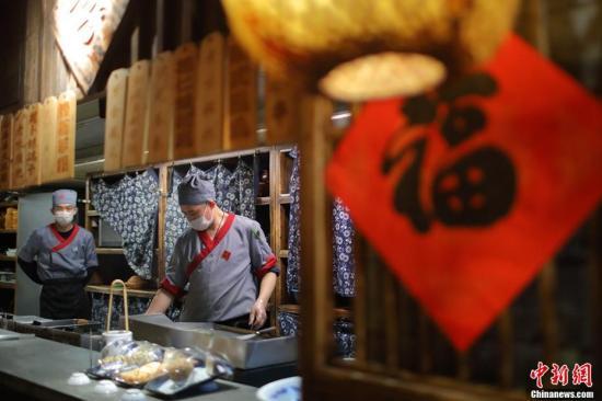 资料图：3月4日，南京大牌档的大厨正在烹制美食。 泱波 摄