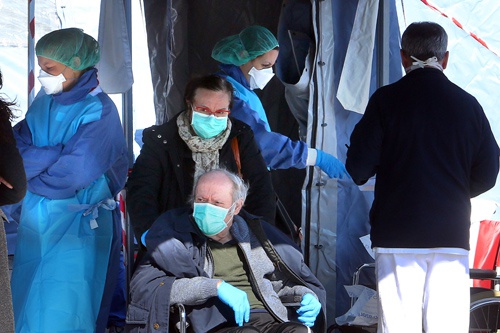 意大利帕多瓦医院的医护人员6日为人们做关于新冠状病毒的拭子检测（欧洲新闻图片社）
