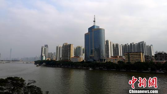 广州珠江沿岸楼盘。 许青青 摄