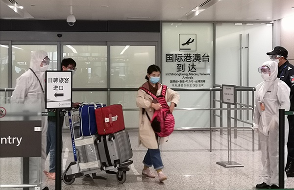 在国际、港澳台到达出口处，工作人员会检查旅客护照上的标签颜色。