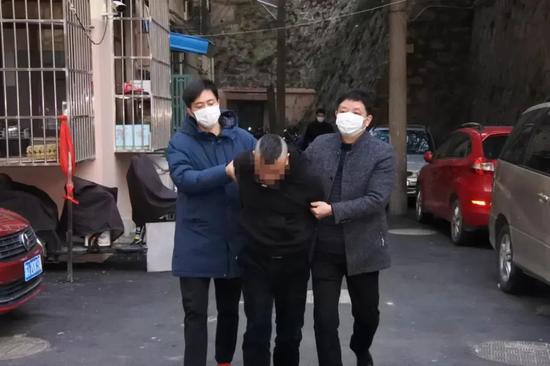 图为犯罪嫌疑人麻某钢被南京警方抓获