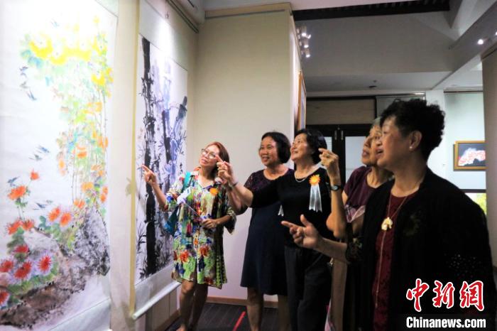 女艺术家们在观展 黄禧燕 摄