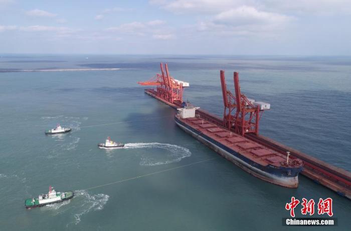 2月5日,烟台港西港区,载运26万吨原油的超大型油轮“世界湖”轮、4万吨电煤的“瑞宁2”轮等10余艘船舶紧张作业。中新社发 郝光亮 摄 2月5日,烟台港西港区,载运26万吨原油的超大型油轮“世界湖”轮、4万吨电煤的“瑞宁2”轮等10余艘船舶紧张作业。中新社发 郝光亮 摄