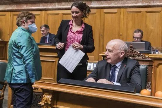 当地时间3日，瑞士人民党一名女议员因为戴着口罩出席当天的瑞士联邦议会会议而被驱逐出了议会大厅