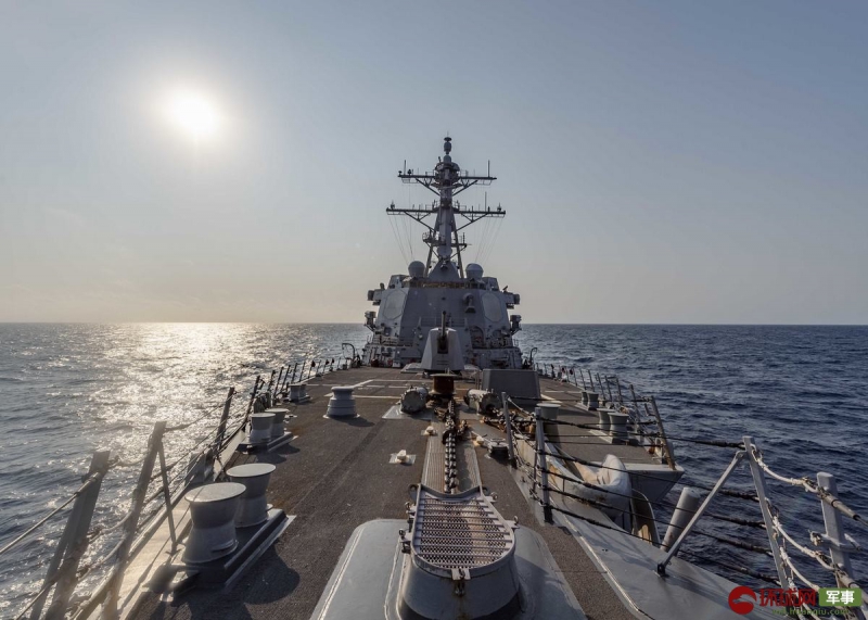 美国军舰擅闯南海画面曝光 不远处出现中国护卫舰 