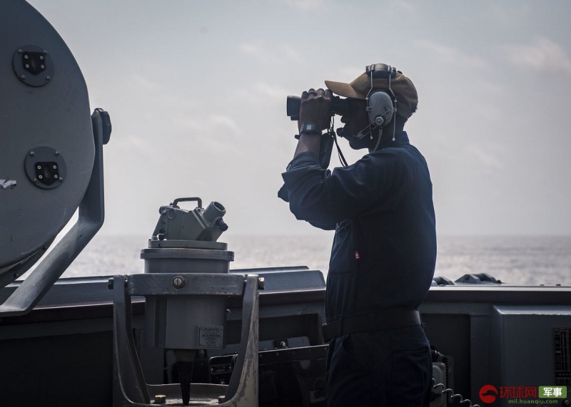 美国军舰擅闯南海画面曝光 不远处出现中国护卫舰 