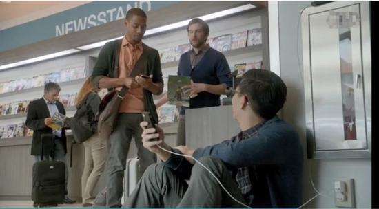 三星Galaxy S5的“The Next Big Thing is Here”系列广告，开足马力嘲讽苹果。