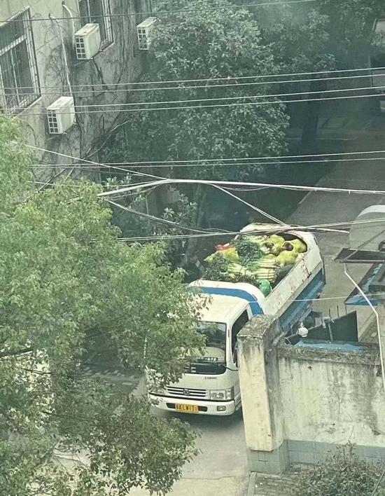 多位武汉市民发布的照片显示，在其他社区也存在用环卫车、垃圾桶运蔬菜的现象。