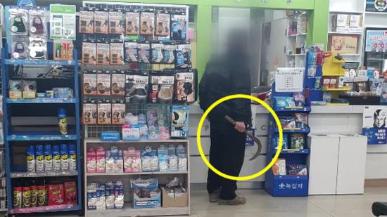 韩国男子持镰刀闯入药店要口罩（YTN新闻）