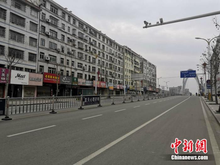 资料图：湖北省一空旷街道，没有行人、车辆。 彭婧如 摄