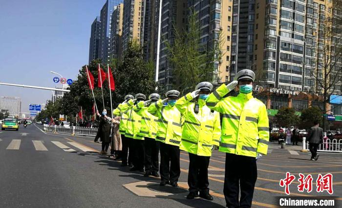 公安民警列队敬礼表谢意 梁大伟 摄