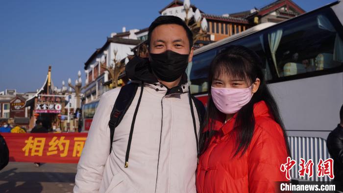图为丽江市旅行社企业恢复经营团队游客首发仪式现场。 丽江市文化和旅游局供图 摄
