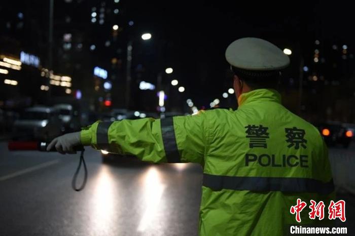 图为保定增派警力组织夜查统一行动。保定交警支队供图