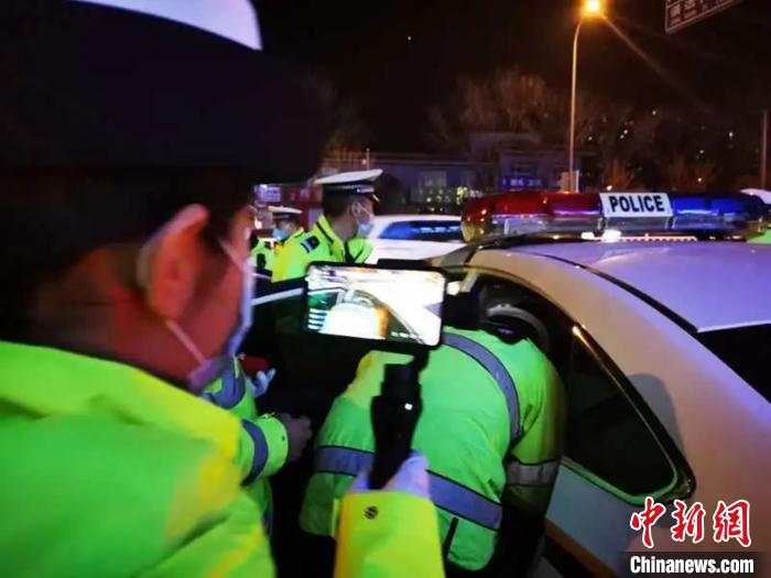 图为廊坊交警直播周末夜查酒驾行动。廊坊交警支队供图