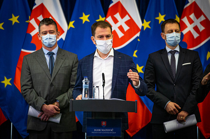 △斯洛伐克总理马托维奇举行发布会（图片源自当地媒体）