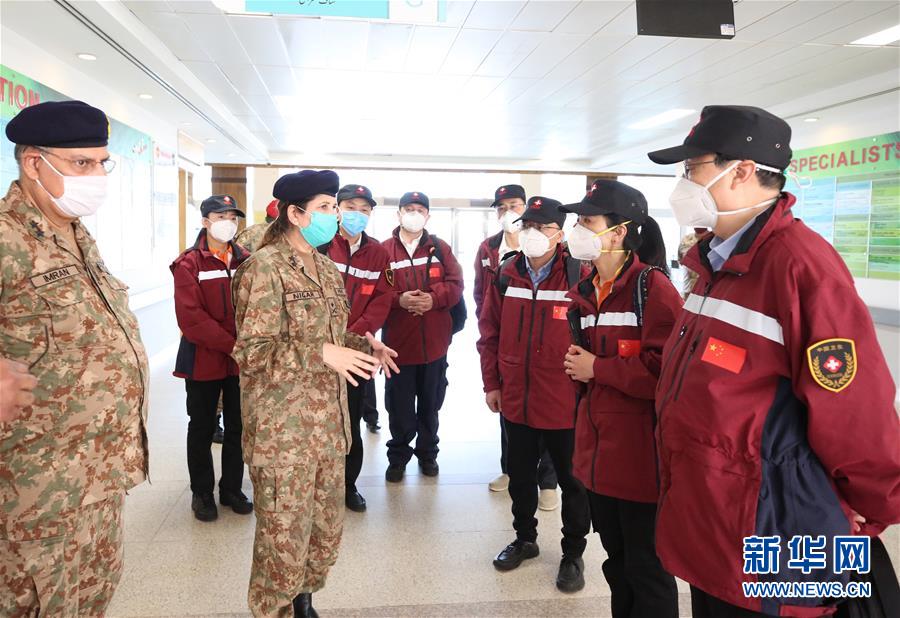 4月1日，在位于巴基斯坦拉瓦尔品第的酋长军事医院，中国政府赴巴基斯坦抗疫医疗专家组听取巴方医务人员介绍。新华社记者 刘天 摄