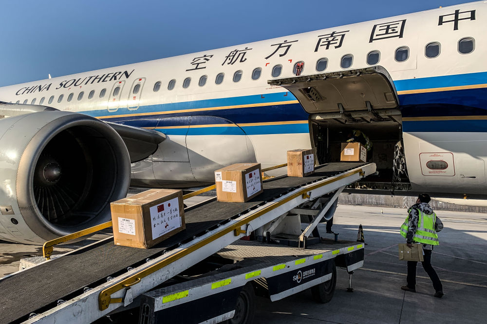 3月16日，工作人员在沈阳桃仙国际机场将捐赠给日本的防疫物资装机。新华社记者 潘昱龙 摄