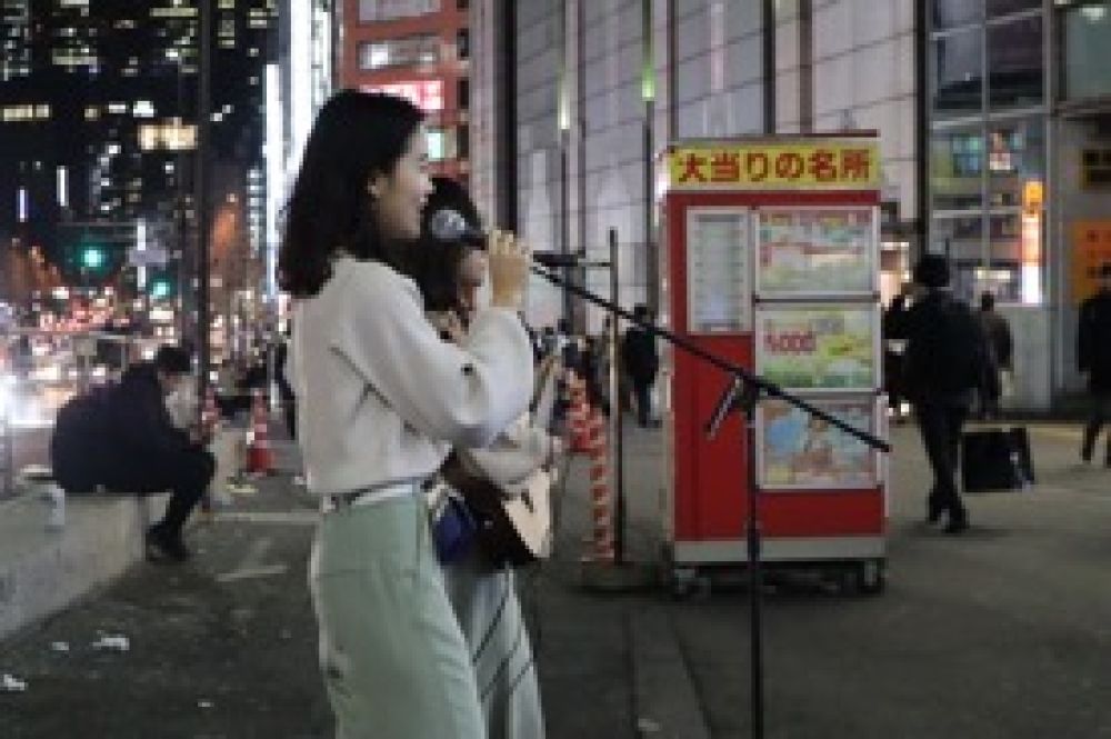 中田彩香等在东京街头演唱。受访者供图