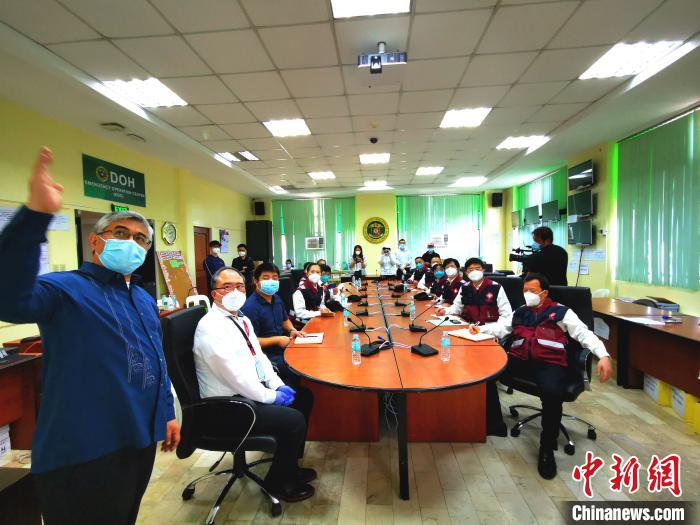 菲律宾卫生部助理部长肯尼思·龙基略(左一)向中国抗疫医疗专家组介绍该国应对新冠疫情的情况。 关向东 摄