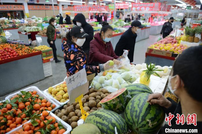 资料图：呼和浩特菜市场上人流涌动。 刘文华 摄