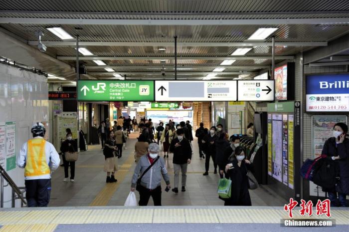 近日，随着日本东京新冠肺炎确诊人数增加，民众减少外出。图为东京某车站戴口罩出行的民众。 中新社记者 吕少威 摄