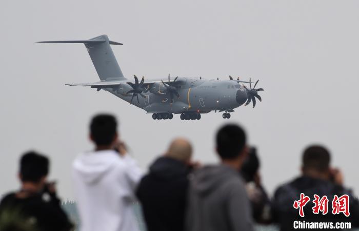 西班牙军用运输机A400M飞抵上海吸引航空爱好者前来拍摄。 张亨伟 摄