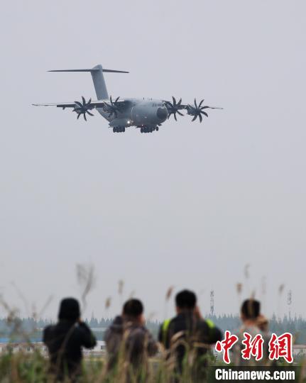 西班牙军用运输机抵达上海执行防疫物资运输任务