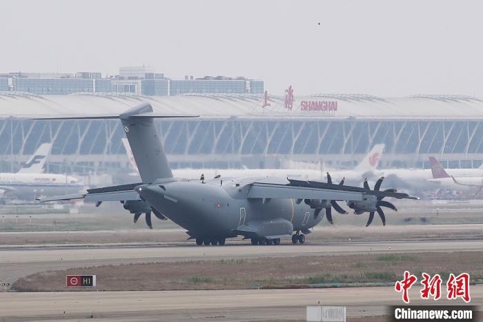 A400M运输机抵达上海浦东国际机场。 张亨伟 摄