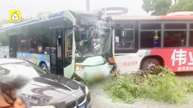 乘客为少付1元车费 辱骂并拉拽驾驶员致两公交相撞
