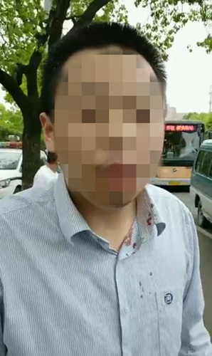 乘客为少付1元车费 辱骂并拉拽驾驶员致两公交相撞