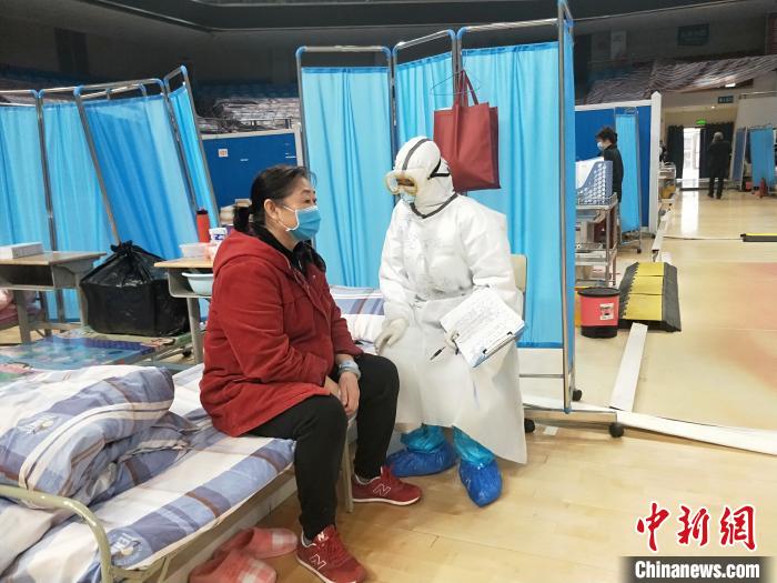 在武昌方舱医院,秦艺娴和病人聊天谈心。 受访者供图 摄 在武昌方舱医院,秦艺娴和病人聊天谈心。 受访者供图 摄