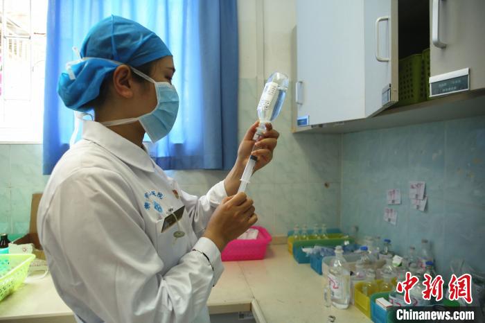 在柳州市工人医院，秦艺娴在配药。 朱柳融 摄
