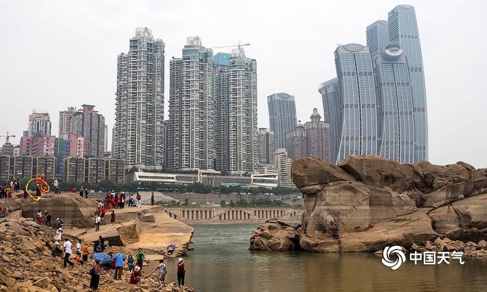 枯水期水位下降 重庆东水门大桥下神龟巨石现身