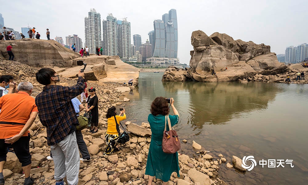 枯水期水位下降 重庆东水门大桥下神龟巨石现身