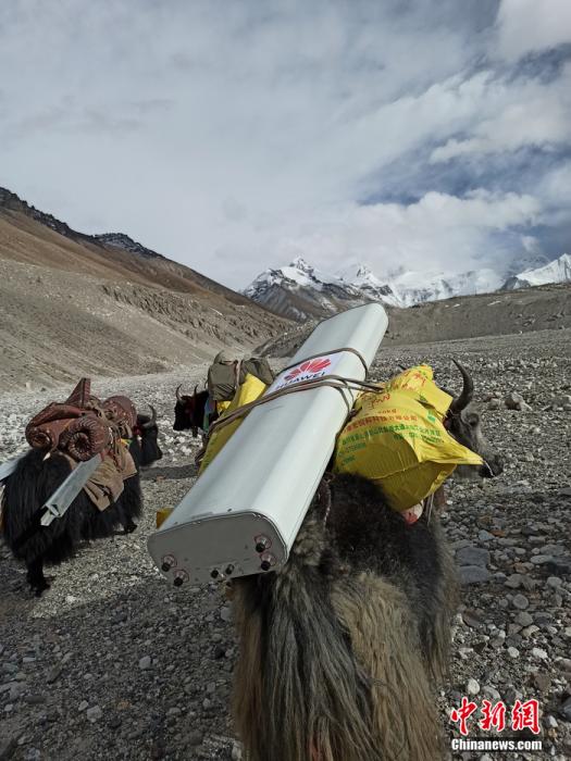 工作人员在珠峰海拔6500米前进营地搭建5G基站。图片来源：中国移动