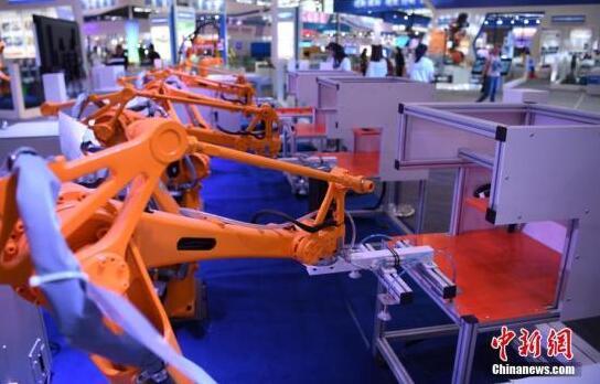 资料图：工业类机器人自动演示作业场景。 中新社记者 韩苏原 摄
