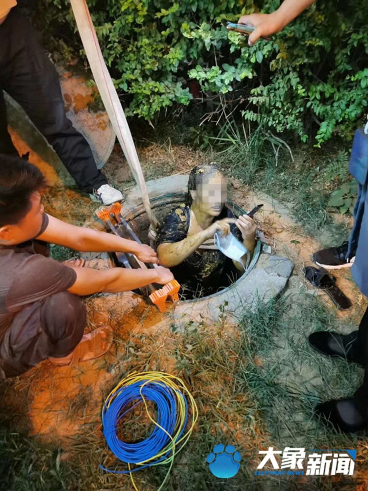女童坠落窨井溺亡 井盖为塑料材质疑存在质量问题