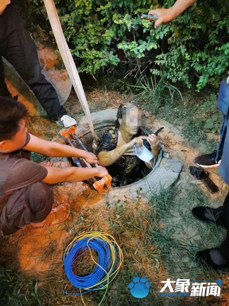 女童坠落窨井溺亡 井盖为塑料材质疑存在质量问题