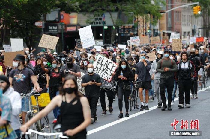 当地时间6月1日，纽约民众在曼哈顿街道游行抗议警察暴力执法。5月24日，在美国明尼苏达州明尼阿波利斯市，非裔美国人乔治·弗洛伊德因警察在执法过程中涉嫌动作失当而身亡。此事件在全美引发示威浪潮。在纽约市，抗议活动已持续5天。中新社记者 廖攀 摄