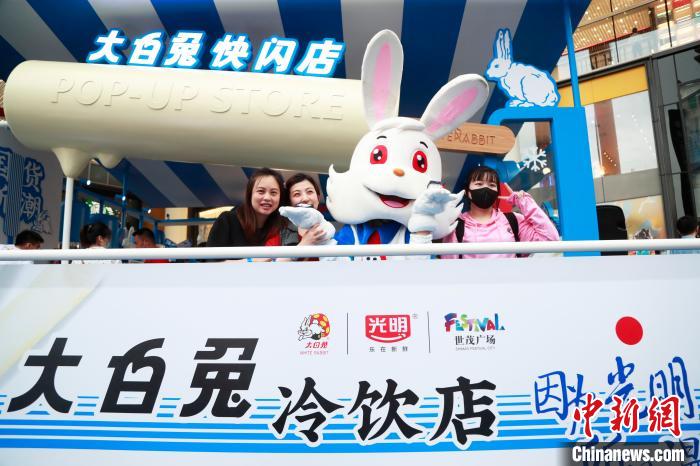 “大白兔冷饮店”亮相上海南京路步行街