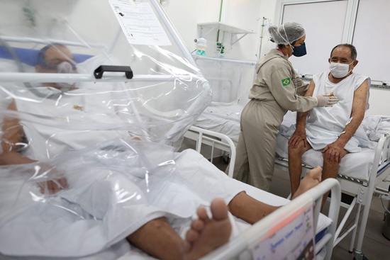 当地时间6月8日，新冠肺炎患者在巴西马瑙斯一所医院接受治疗。卫生部门当日18时公布的最新统计数据显示，巴西24小时内新增新冠确诊病例15654例，累计确诊病例突破70万例。新华社/法新