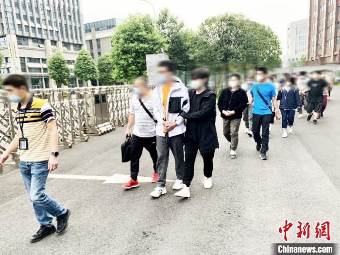 广州警方抓获犯罪嫌疑人。广州警方供图